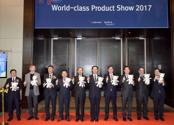 산업통상자원부(장관 백운규)와 KOTRA(사장 김재홍)는 23일 서울 삼성동 그랜드인터콘티넨탈호텔에서 ‘세계일류상품전(World-class Product Show / WPS) 2017’을 개최했다. (왼쪽 다섯 번째부터) 선석기 KOTRA 고객서비스본부장, 문승욱 산업통상자원부 산업기반실장 등 개막식에 참석한 주요 인사들이 평창올림픽 마스코트 수호랑을 들고 기념촬영을 하고 있다.