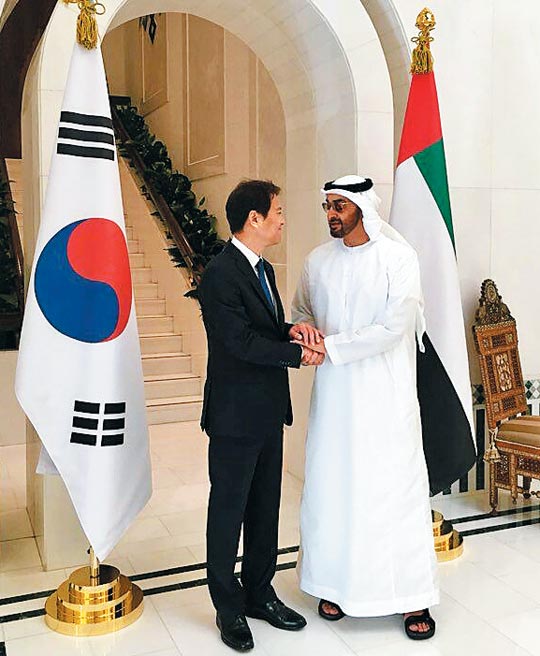 임종석 대통령 비서실장이 지난달 10일 아랍에미리트(UAE) 수도 아부다비의 대통령궁에서 무함마드 빈 자이드 알나흐얀 UAE 왕세제와 만났다.(사진=청와대 홈페이지)