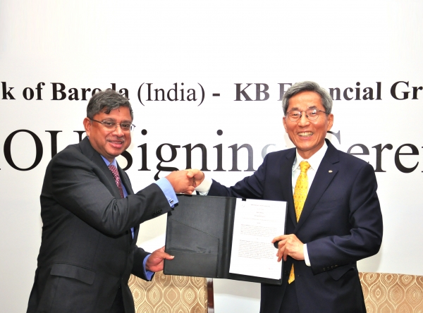 왼쪽부터 Baroda 은행장 Shri P.S. Jayakumar(자야쿠마), KB금융그룹 회장 윤종규