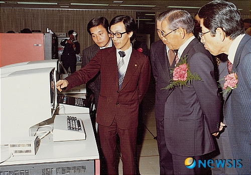 고 이병철 회장, 1976년 삼성그룹 종합전산실 가동식