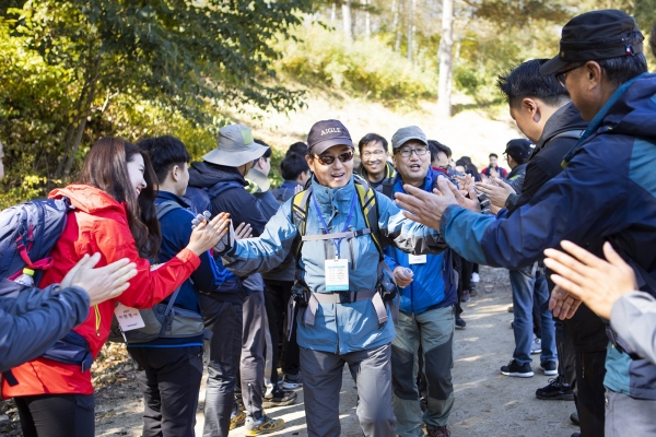 삼양그룹의 '창립 94주년 기념 산행'의 한 장면