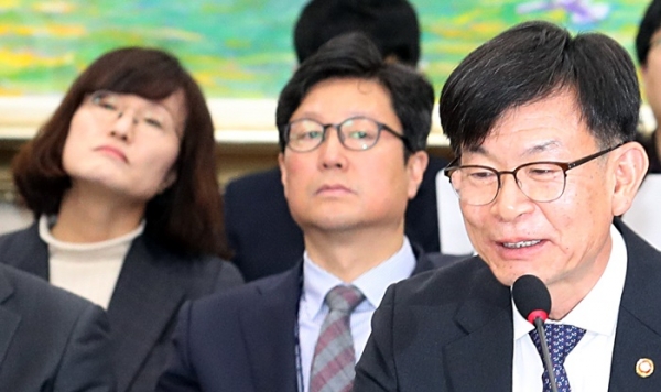 지난 15일 국회 정무위 국감에서 김상조 위원장이 답변하는 동안 유선주 공정위 심판관리관이 피곤한 표정을 짓고 있다. (사진=뉴시스)