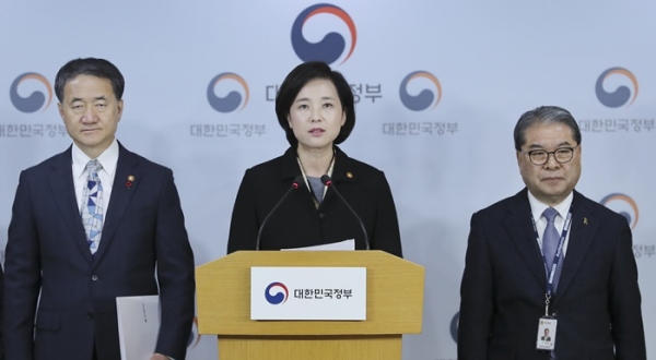 (왼쪽부터) 박능후 보건복지부 장관, 유은혜 부총리, 이재정 경기도 교육감. (사진=뉴시스)