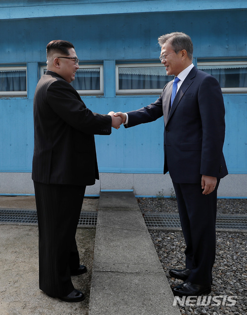 문재인 대통령과 김정은 북한 국무위원장이 4월 27일 경기도 파주 판문점 군사분계선에서 만나 인사를 나누고 있다. (사진=뉴시스)