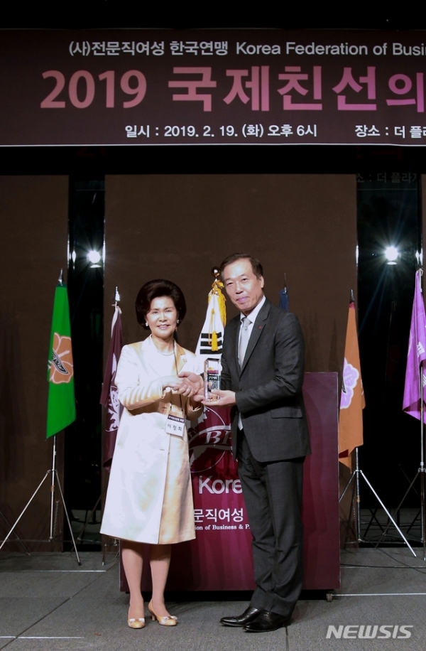 이완신(오른쪽) 롯데홈쇼핑 대표가 전문직여성 한국연맹(BPW KOREA)으로부터 제25회 ‘BPW Gold Award’를 수상한 후 이정희 회장과 기념촬영을 하고 있다.