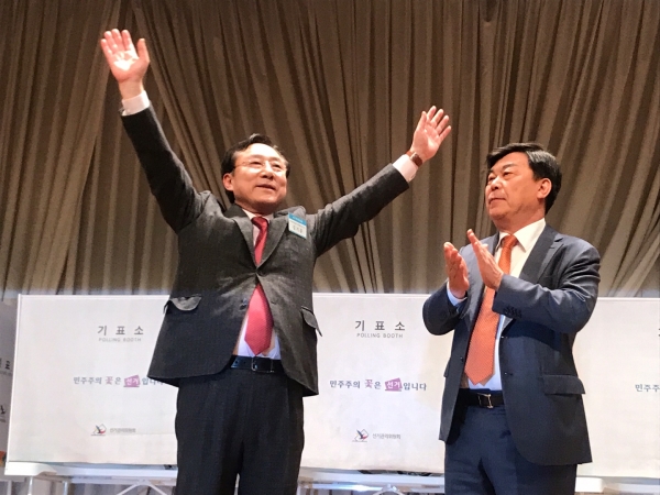 신임 중소기업중앙회장에 당선된 김기문 회장(왼쪽)과 박성택 중앙회장. (사진=공정뉴스)