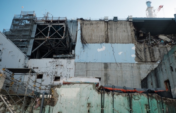2011년 후쿠시마 원전 사고의 상흔이 남아있는 후쿠시마 제1원전. 수소폭발로 떨어져 나간 원자로 벽의 일부가 그대로 남아있다. (사진=국제 공동취재단, 뉴시스).