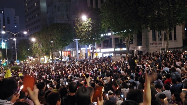 28일 오후 7시반경 서초역 일대에 모인 시민들이 "조국수호, 검찰개혁"을 외치며 촛불을 들고 있다. (사진=한국증권신문)