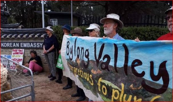 지난 25일, 바이론 광산 개발에 반대하는 호주 현지  농민들이 주 호주 한국 대사관 앞에서 시위를 했다.