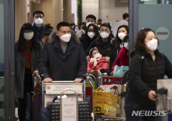 27일 오후 인천국제공항 제1여객터미널에서 마스크를 쓴 승객들이 입국하고 있다.(사진=뉴시스 제공)