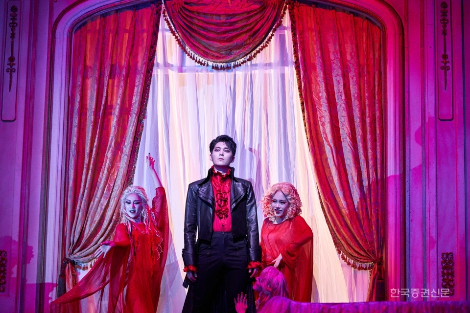 [드라큘라] 공연사진_Lucy and Dracula-2_전동석, 뱀파이어 슬레이브(제공.오디컴퍼니(주))