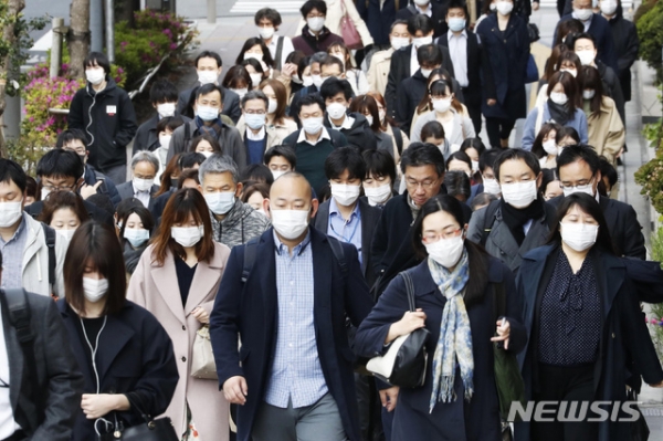 17일 일본 도쿄에서 신종 코로나바이러스 감염증(코로나19) 예방을 위해 마스크를 쓴 시민들이 출근길에 나서고 있다.(사진=뉴시스 제공)