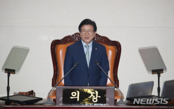 [사진: 뉴시스] 21대 국회 전반기 국회의장으로 선출된 박병석 더불어민주당 의원이 취임 연설을 하고 있다.