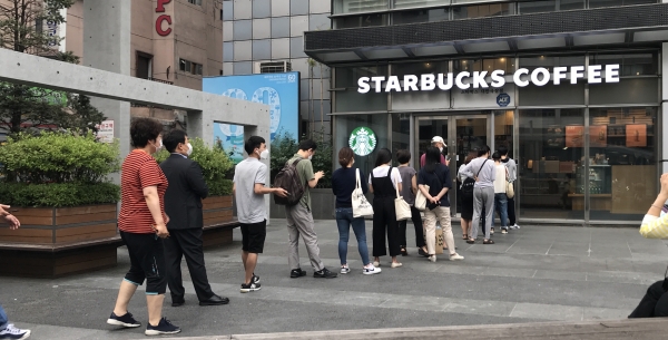 6일 오전 6시 50분 서울 중구 대한극장 1층에 위치한 스타벅스 앞에서 굿즈를 구입하기 위해 고객들이 줄을 서 있다. 스타벅스의 지나친 상술이라는 비판이 나오고 있다.