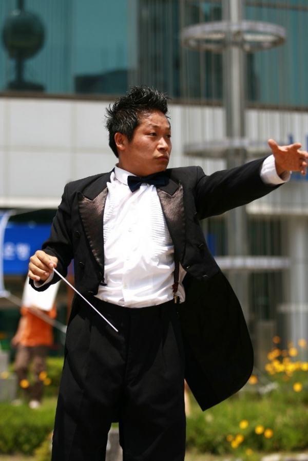 '2005 춘천 마임축제'에서 지휘자 마임을 선보인 이경열