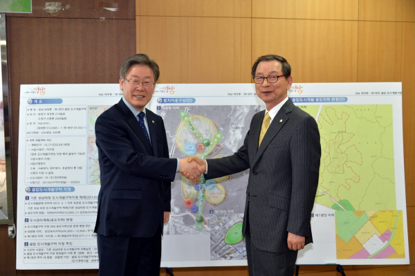 지난 2014년 4월 이재명 경기도지사(당시 성남시장)이 성남시 대장지구 개발을 위해 성남도시개발 대표와 사업협정식을 치르고 있다. ⓒ 성남시