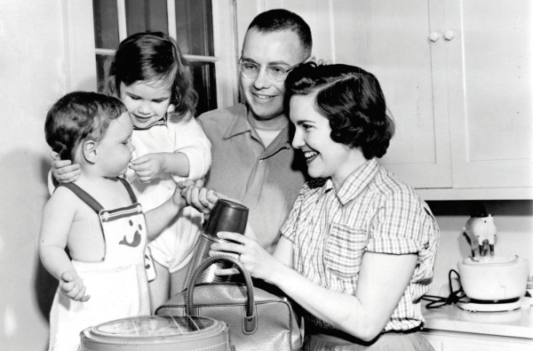 1956년 당시 부인인 고 수잔 버핏과 두 자녀와 함께 있는 버핏 씨.