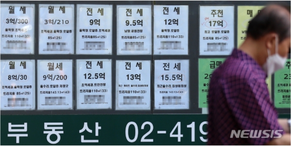 서울 전세시장에서 집값의 지속적인 하락으로 깡통전세가 증가하는 가운에 상투를 피하자는 임대차 거래가 급증하고 있다. 서울 시내의 한 부동산에 전·월세 매물 정보가 표시되어 있다. (사진=뉴시스)