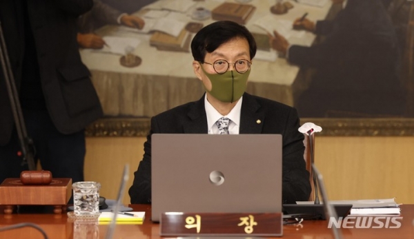 이창용 한국은행 총재가 24일 서울 중구 한국은행에서 열린 금융통화위원회 본회의에 참석하고 있다. (사진=뉴시스)