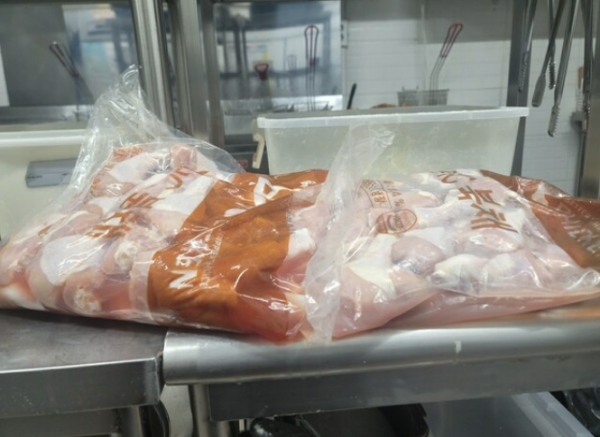 말복 전날 공급받아 냉장보관한 닭이 문제가 있다며 한겨레에 공개한 사진@비에이치씨 점주 제공