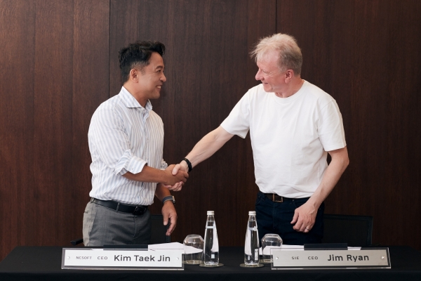김택진 엔씨(NC) 대표(사진 왼쪽)와 짐 라이언(Jim Ryan)SIE 대표가 ‘전략적 파트너십’ 계약식에서 기념사진을 촬영하고 있다. © 엔씨소프트