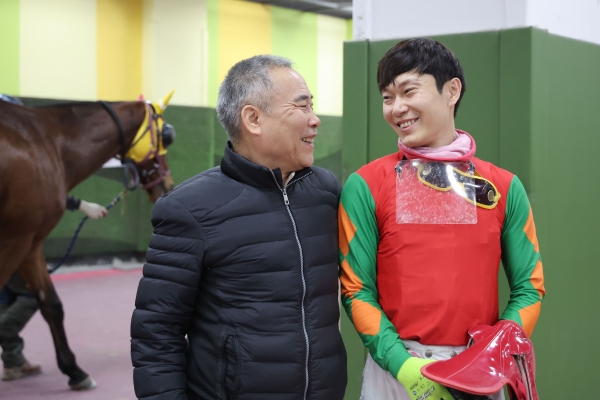 이희영 조교사(사진 왼쪽)와 아들 이혁 기수 © 마사회