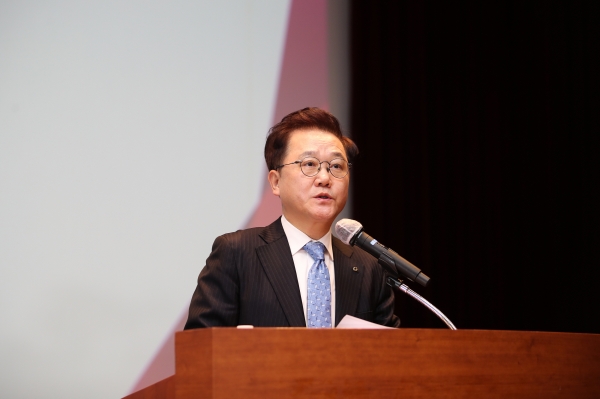 산업은행 강석훈 회장이 지난해 1월 2일 2023년을 맞아 열린 시무식에서 신년사를 하고 있다. © 산업은행