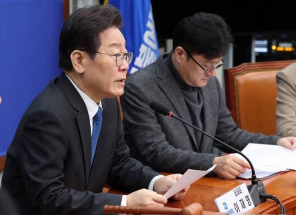 이재명 더불어민주당 대표(사진 왼쪽)가 19일 서울시 영등포구 여의도동 국회에서 열린 최고위원회의에서 발언하고 있다. © 뉴시스