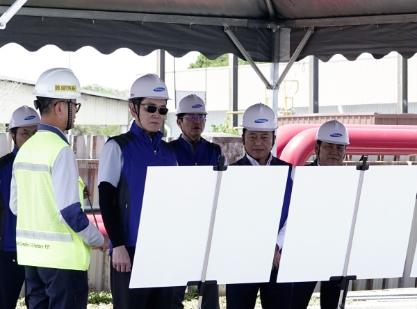이재용 삼성전자 회장이 지난 9일 말레이시아 스름반 SDI 생산법인 2공장 현황을 보고받고 있다. ⓒ 삼성전자