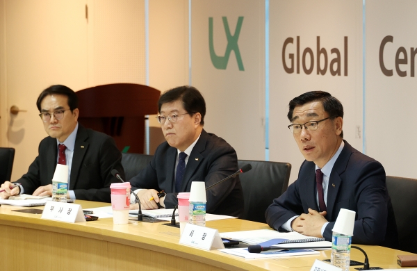 LX한국국토정보공사 어명소 사장이 지난 19일 열린 ‘제1회 사업실적 점검 회의’에서 발언하고 있다. © LX공사