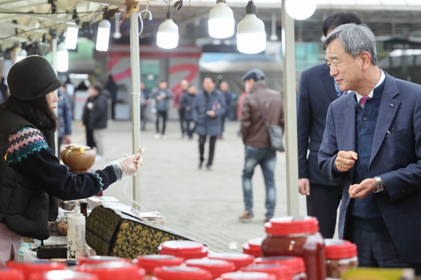 바로마켓 찾은 정기환 한국마사회장(사진 오른쪽). © 한국마사회