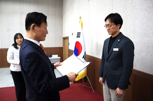 TYM 김호겸 본부장(사진 오른쪽)이 농식품부 장관 대리 시상자인 한국농기계공업협동조합 김신길 이사장(왼쪽)으로부터 표창을 수상하고 있다. © TYM