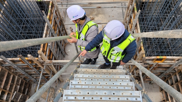 광주광역시 소재 신축건설 현장서 지하층 흙막이 안전상태를 확인하는 모습. © 국토안전관리원