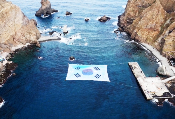 독도 동도와 서도 사이 바다 위에서 초대형 태극기 퍼포먼스를 펼친 장면 © 서경덕 성신여대 교수