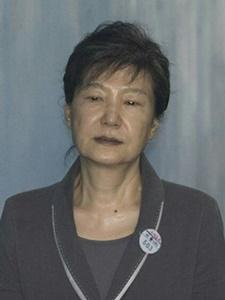 [속보] 대법, 박근혜 ‘국정원 특활비 상납’ 파기환송