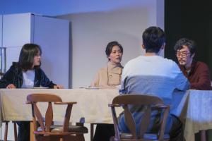 [윤진현 문화비평] 소통을 막는 진짜 장애를 적시하라... 연극 '가족이란 이름의 부족'