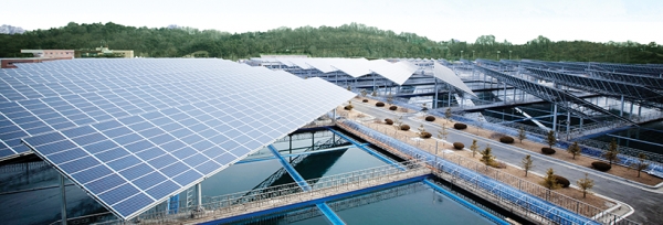 OCI가 서울 암사정수장에 건설한 2.5MW 규모 암사 태양광발전소 전경(사진=OCI제공)