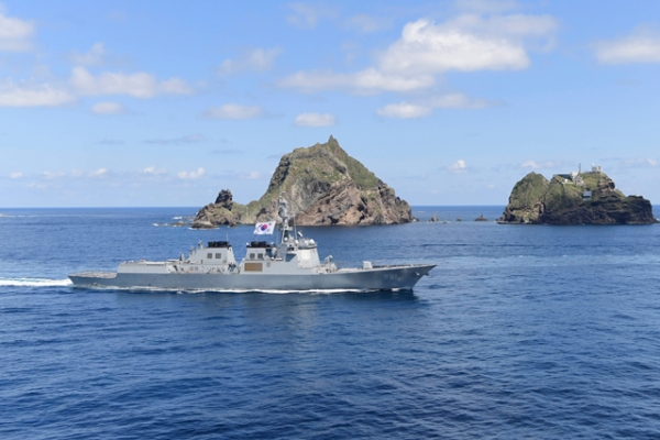 지난 8월 25일부터 26일까지 열린 동해 영토수호훈련에 참가한 세종대왕함(DDG, 7,600톤급)이 독도 앞을 항해하는 모습. (사진=해군 제공)