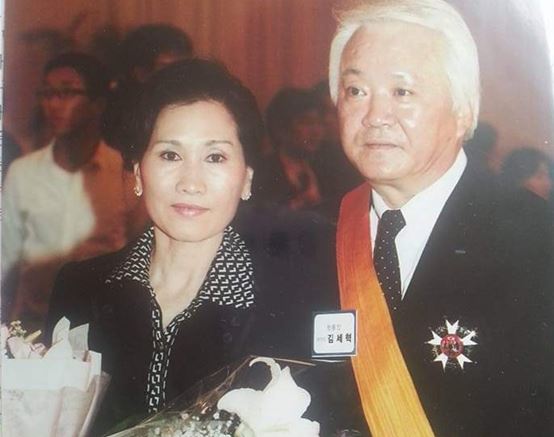 체육백마장을 수상한 직후 김세혁 부회장은 부인과 함께 기념사진을 찍었다. 그는 자신의 힘에 원천이 부인의 헌식적 노력과 가족이라고 당당히 말한다.