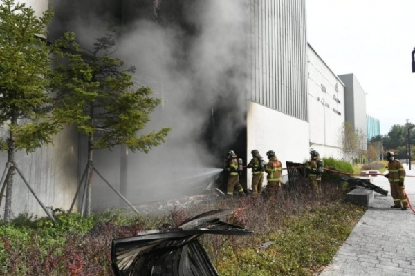 지난달 26일  대전 현대프리미엄아울렛 화재 현장에서 소방대원들이 화재를 진압하고 있다. 이 중대재해 사고 7명이 목숨을 잃었다. (사진=소방청·뉴시스)