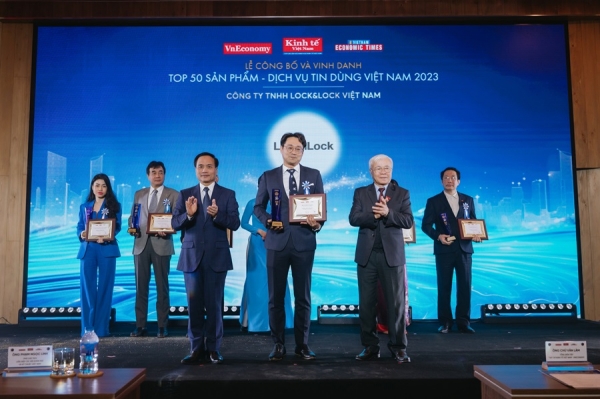 송승호 락앤락 베트남 법인 팀장(사진 가운데)이 ‘2023 베트남 소비자가 신뢰하는 50대 브랜드’ 시상식서 수상자로 참석하고 있다. © 락앤락