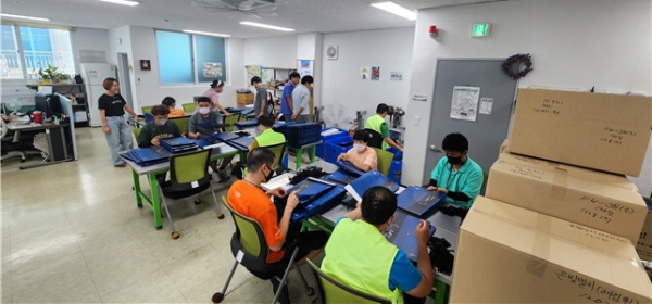 인천시 장애인직업재활시설 내 직업훈련을 받고 있는 훈련장애인 모습. © 인천시