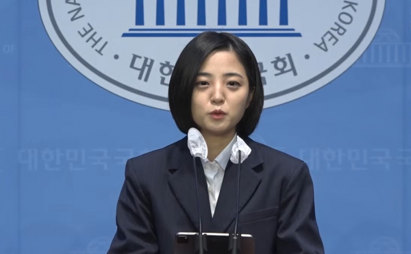 류호정 의원이 15일 서울시 영등포구 여의도동 국회 소통관에서 정의당 탈당 기자회견을 하고 있다. © 유튜브 SBS 뉴스 라이브 캡처