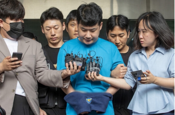살인 등의 혐의로 구속된 조선이 지난해 7월 28일 서울ㅛㅣ 관악구 서울관악경찰서에서 검찰로 송치되고 있다. © 뉴시스