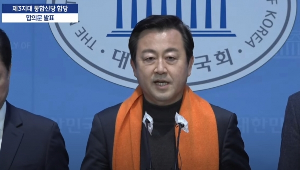 김용남 개혁신당 정책위의장이 9일 ‘제3지대 통합신당 합의문’ 발표 직후 합당 배경을 발표하고 있다. ⓒ 유튜브 MBC 라이브 뉴스 캡처