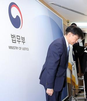[2보] 조국 사퇴, "검찰개혁 '불쏘시개'는 여기까지…"
